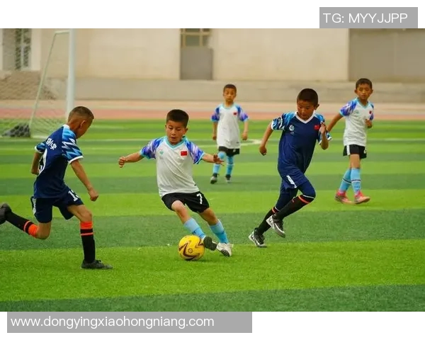 肩膀宽的足球明星如何在赛场上展现力量与魅力的完美结合